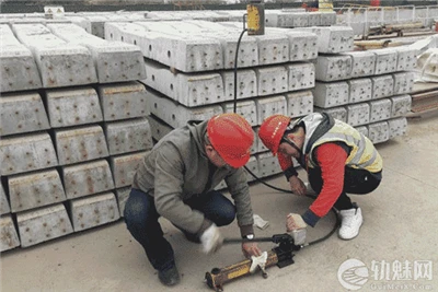 Testing the anchoring strength of spiral spikes on concrete sleepers
