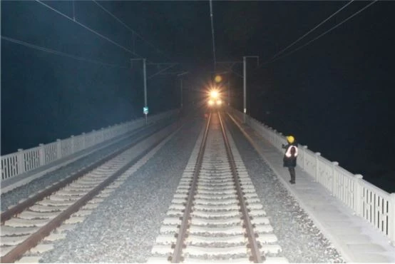 Why doesn't the high-speed railway run at night ?