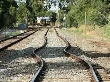 Why do railway tracks twist and turn in hot conditions