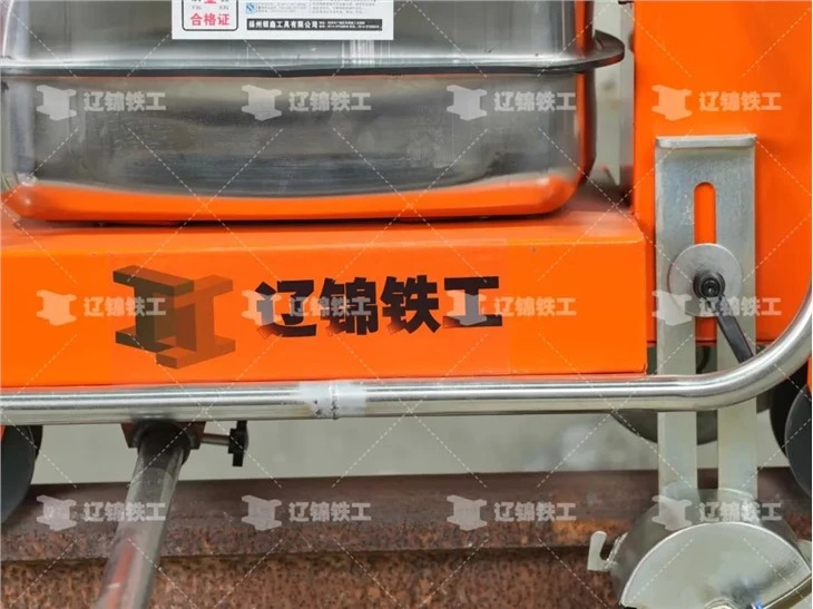 Original Factory Railway Lithium Battery Powered Rail Vertical Bolt Nut Oil Lubricator